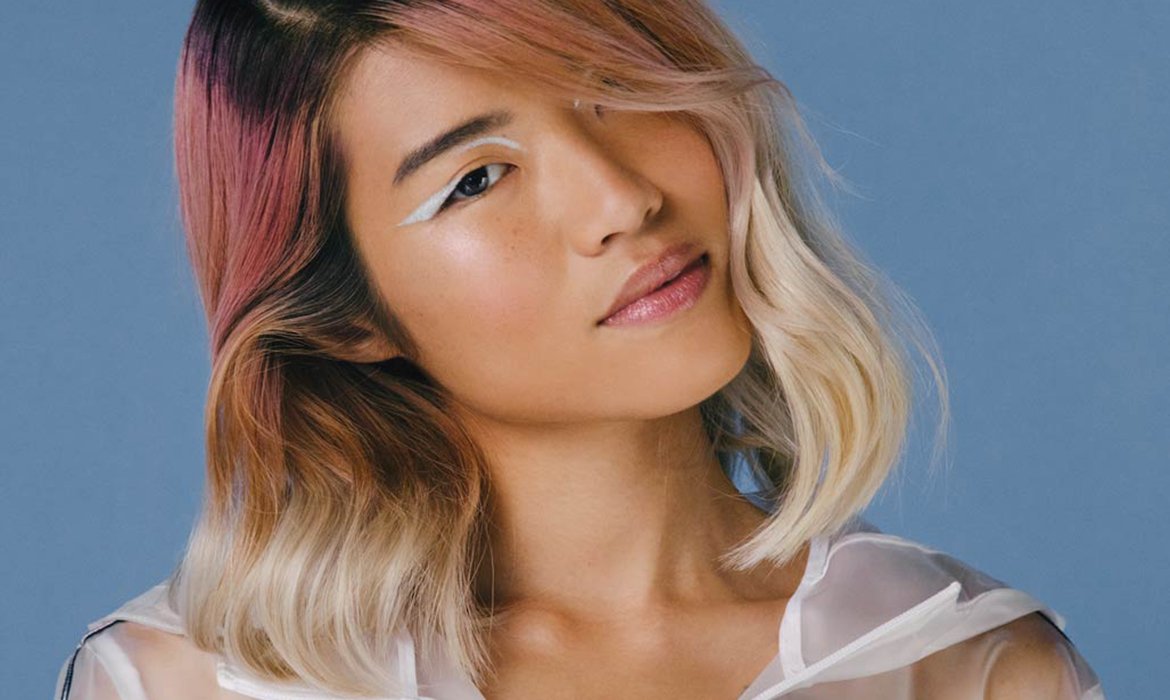 El lob es un corte de pelo tipo bob más corto por detrás que por delante y más largo en un lado que en el otro. Trabaja las puntas con el Aceite Extraordinario Universal de L’Oréal Paris y nútrelas a la vez que las llenas de brillo.